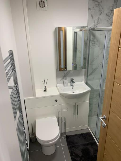 Newly Built 2 Bed Flat In The Heart Of Leek Apartment Exterior photo