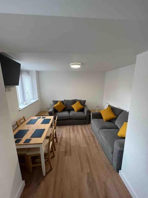 Newly Built 2 Bed Flat In The Heart Of Leek Apartment Exterior photo